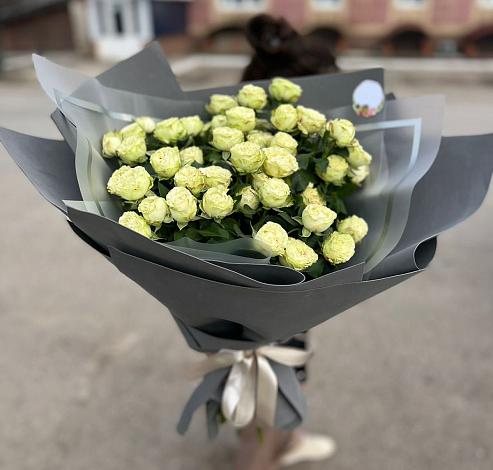 Букет Белые кустовые розы Солинеро в Кугульте