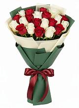Букет Микс из красных и белых роз в Кугульте