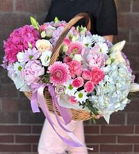 Композиция солнечный день в Кугульте Цветочная композиция из Розы, Хризантемы, Пионы и Лизиантусы в корзине в Кугульте