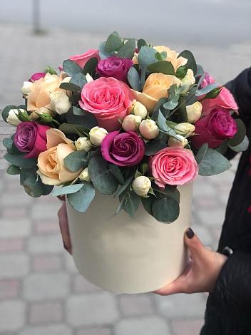 Цветочная композиция из Розы в шляпной коробке в Кугульте