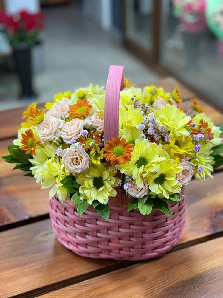 Цветочная композиция из Хризантемы и Розы в корзине в Кугульте