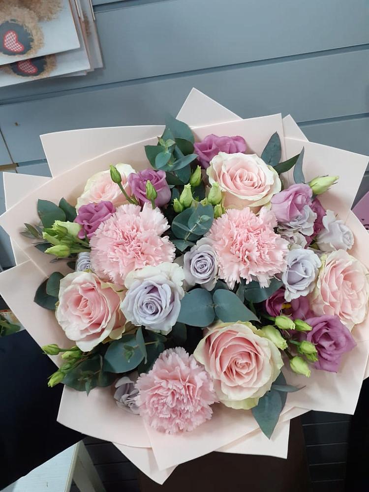 Букет цветов из: Розы, Гвоздики и Лизиантусы в Кугульте