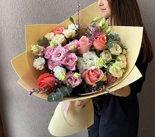 Букет цветов из: Розы, Лизиантусы и Гвоздики в Кугульте
