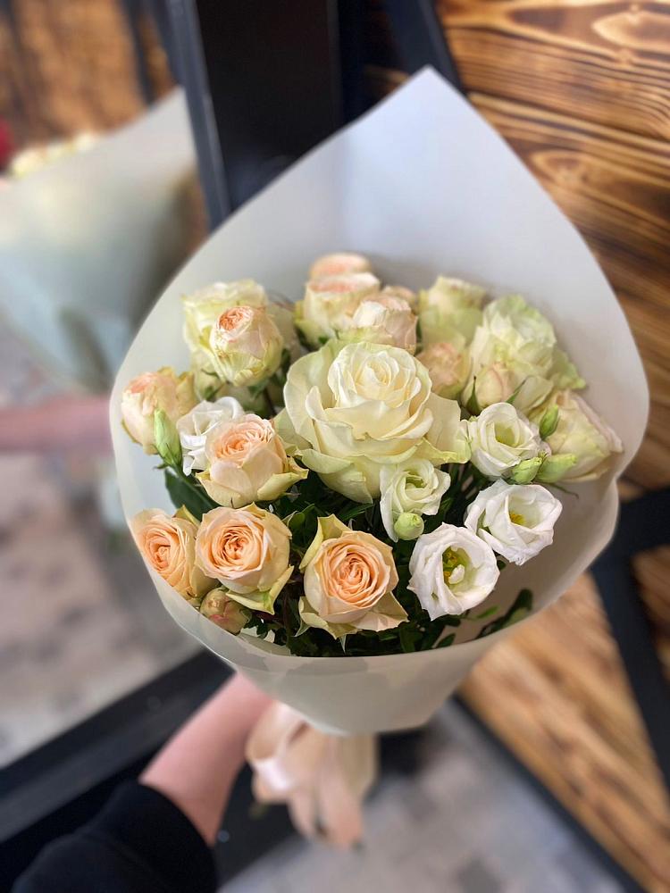 Букет цветов из: Розы и Лизиантусы в Кугульте